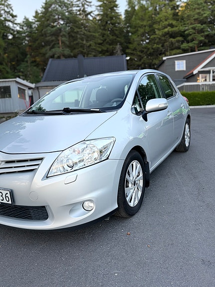 Toyota Auris 2 of 5