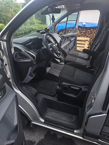 Ford Tourneo Custom 2 of 5