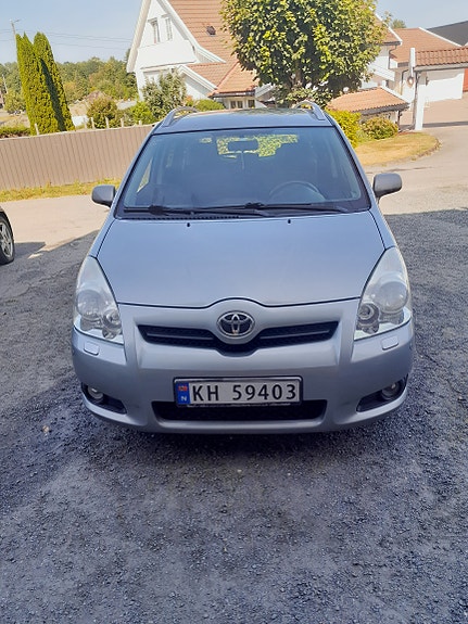 Toyota Corolla Verso 3 of 5