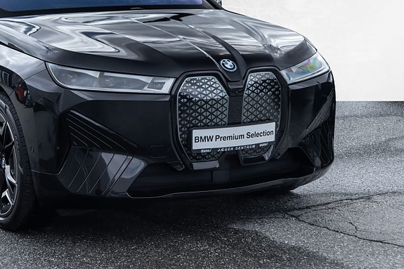 BMW iX 2 of 5