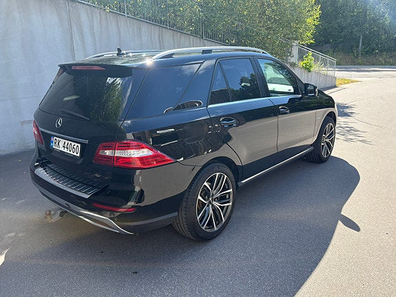 Mercedes-Benz ML250 3 of 8