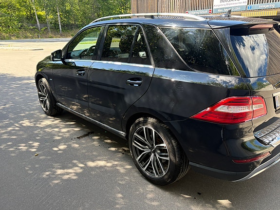Mercedes-Benz ML250 2 of 8