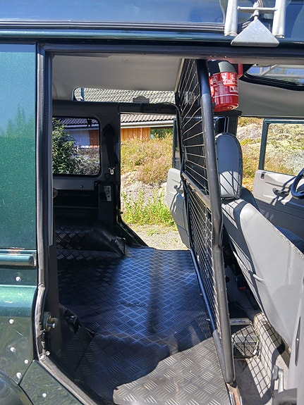 Land Rover Defender 110 10 of 30