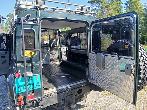Land Rover Defender 110 13 of 30