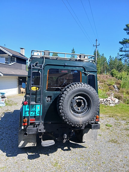 Land Rover Defender 110 5 of 5