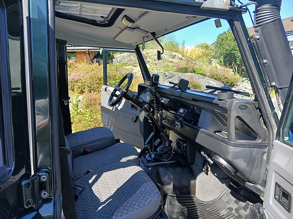 Land Rover Defender 110 8 of 30