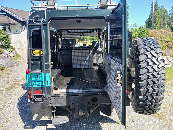 Land Rover Defender 110 14 of 30