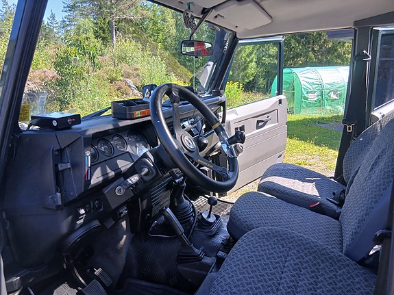 Land Rover Defender 110 9 of 30