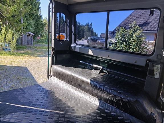 Land Rover Defender 110 12 of 30