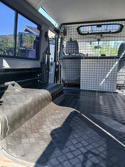 Land Rover Defender 110 16 of 30