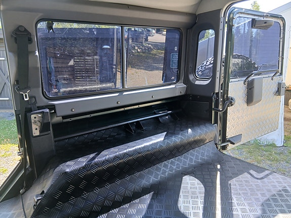 Land Rover Defender 110 11 of 30