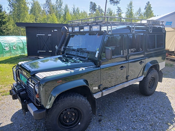 Land Rover Defender 110 4 of 5
