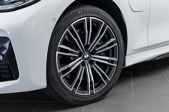 BMW 330e 3 of 5