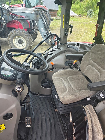 CASE IH Farmall 75C 5 of 6
