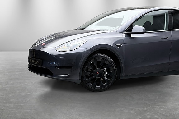 Tesla Model Y 3 of 5