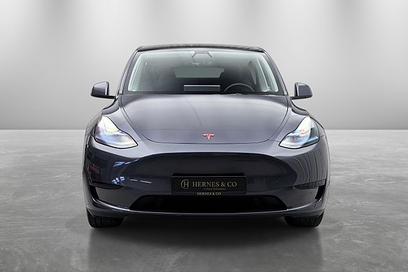 Tesla Model Y 4 of 5