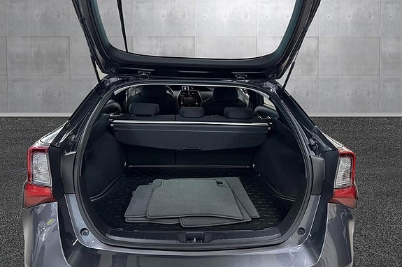 Toyota Prius 3 of 6