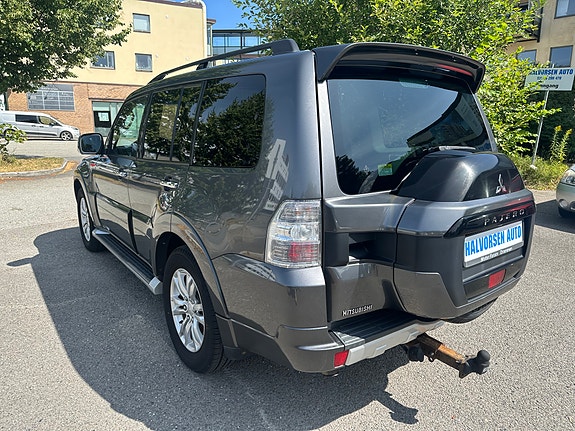 Mitsubishi Pajero 2 of 30