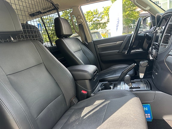 Mitsubishi Pajero 23 of 30
