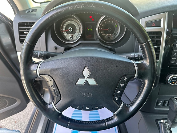Mitsubishi Pajero 10 of 30