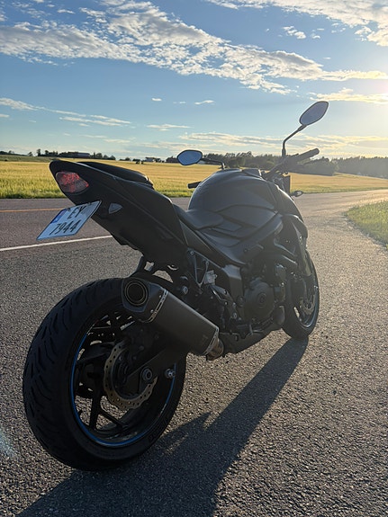 Suzuki GSX-S 750 2 of 8
