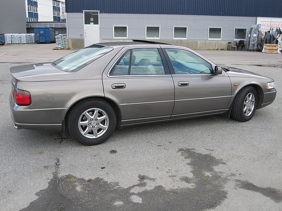 Cadillac STS 2 of 5