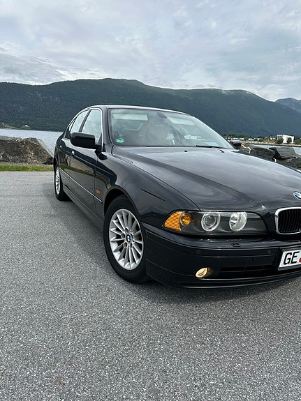 BMW 530d 3 of 5