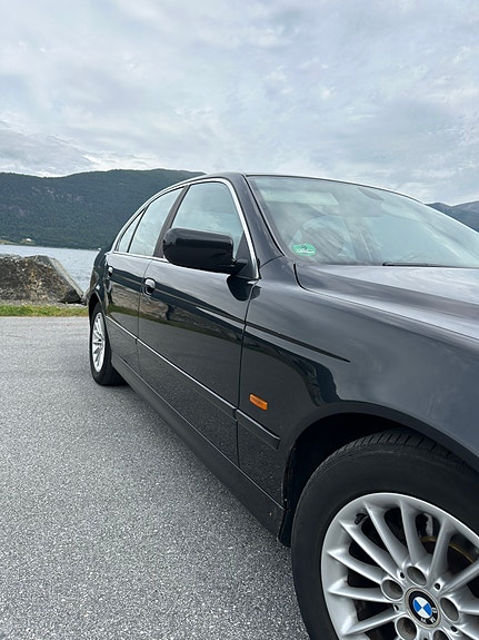 BMW 530d 4 of 5