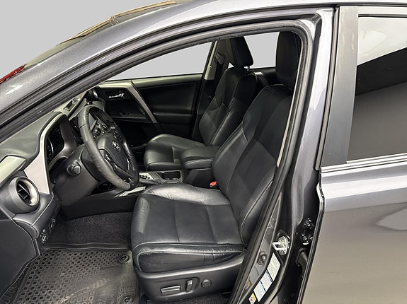 Toyota RAV4 8 of 25