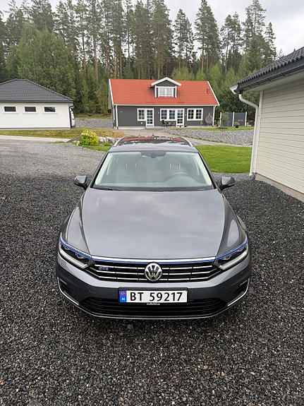 Volkswagen Passat 2 of 19