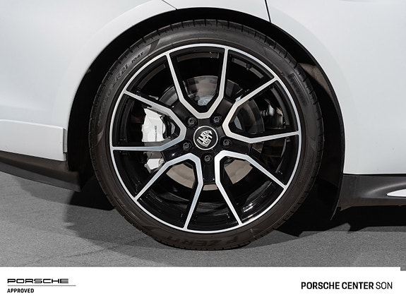 Porsche Taycan Sport Turismo 21 of 30