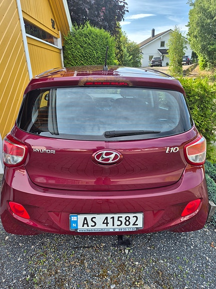 Hyundai i10 2 of 5