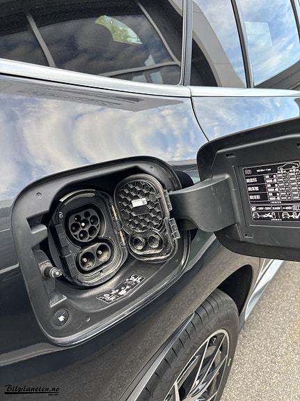 Mercedes-Benz EQC400 21 of 23