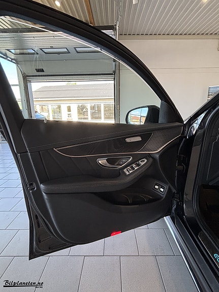 Mercedes-Benz EQC400 14 of 23