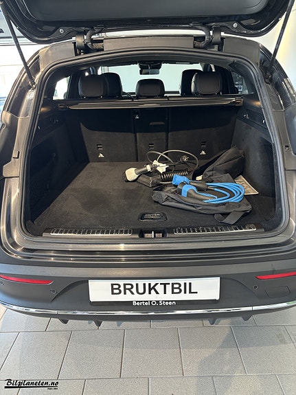 Mercedes-Benz EQC400 18 of 23