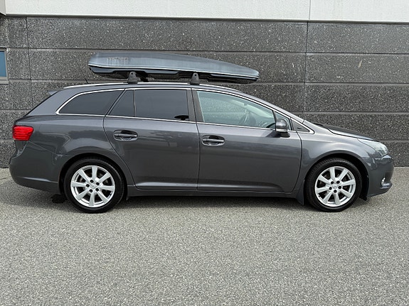 Toyota Avensis 2 of 5