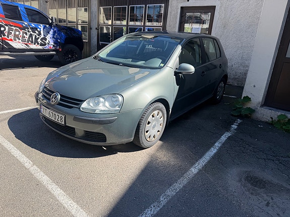 Volkswagen Golf V 2 of 16