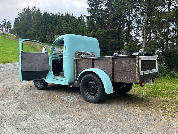 Fordson Van 3 of 5