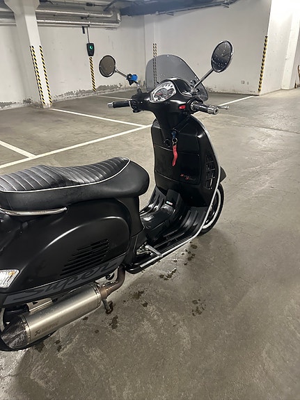 Vespa GTS 125 Super Sport 2 of 5