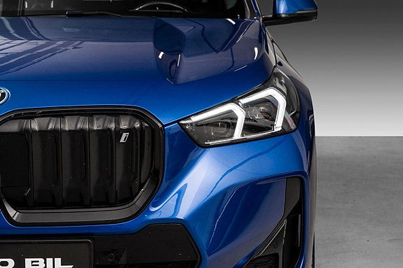 BMW iX1 4 of 5