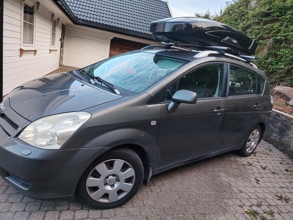Toyota Corolla Verso 3 of 5