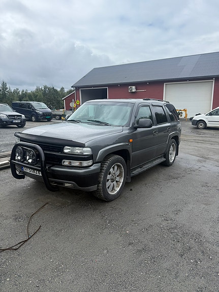 Chevrolet Tahoe 3 of 9