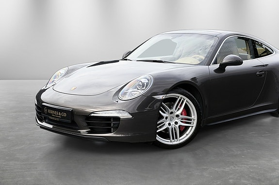 Porsche 911 Carrera 4S 2 of 5