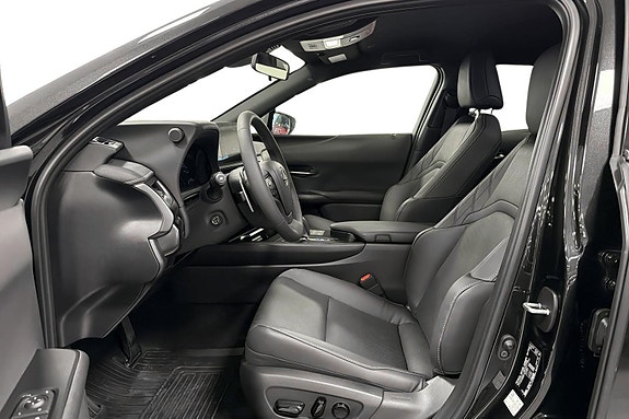 Lexus UX300e 8 of 30