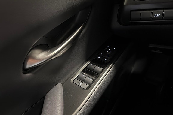 Lexus UX300e 17 of 30