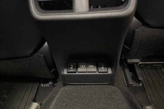 Lexus UX300e 28 of 30