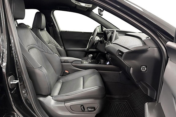Lexus UX300e 23 of 30