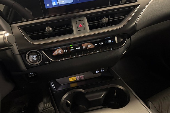 Lexus UX300e 15 of 30