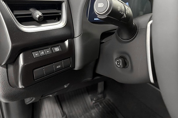 Lexus UX300e 29 of 30