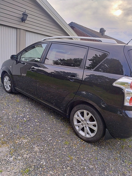 Toyota Corolla Verso 3 of 5